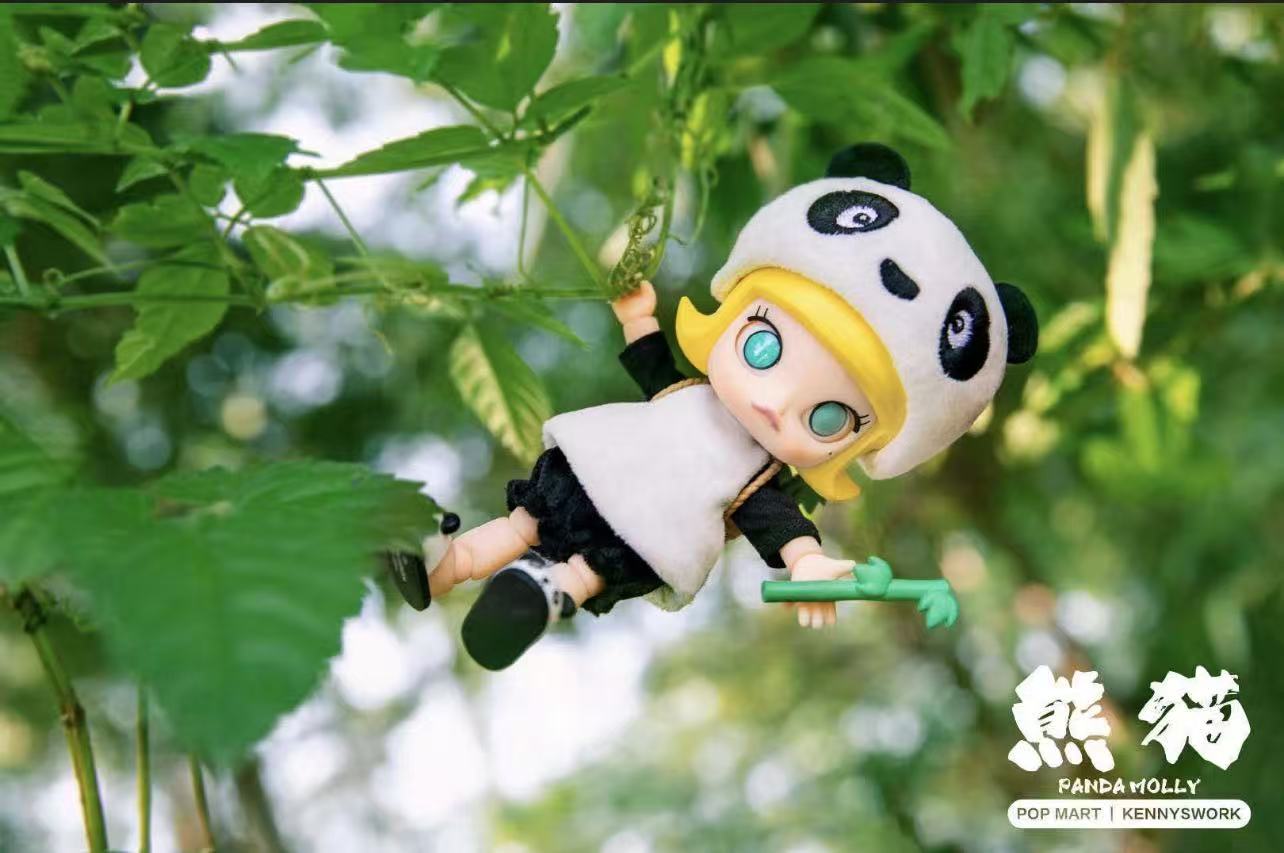 MOLLY Chengdu Panda Action Figure-Preorder