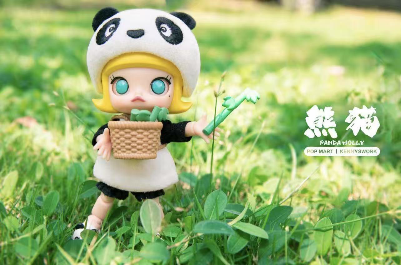 MOLLY Chengdu Panda Action Figure-Preorder