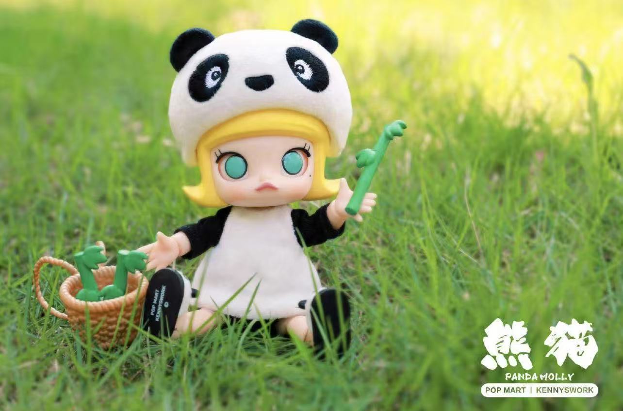 MOLLY Chengdu Panda Action Figure-Preorder