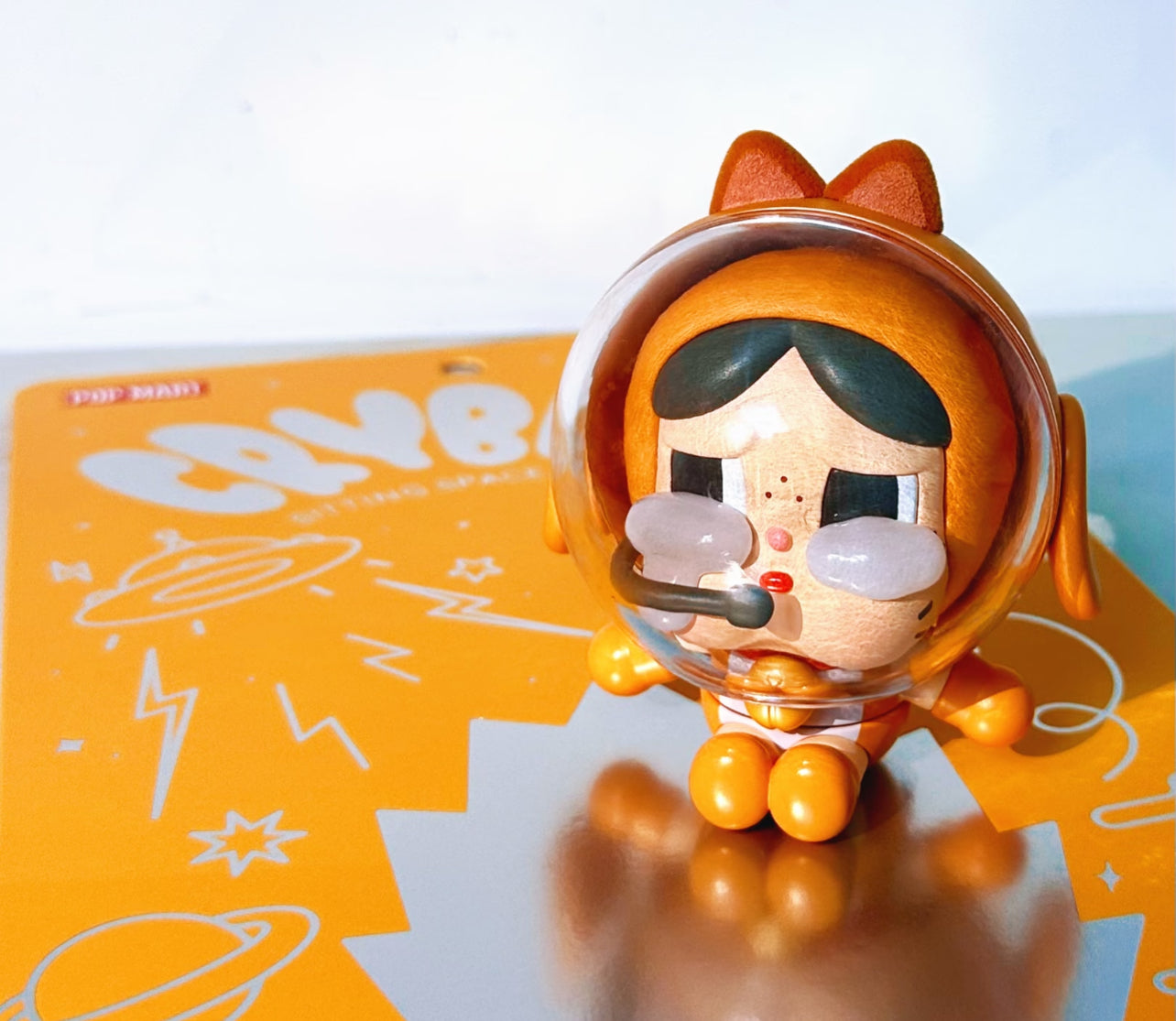 Crybaby Sitting Space Cat-Orange figurer-preorder