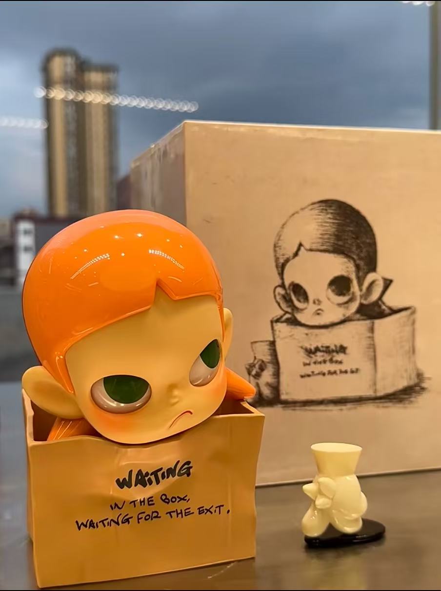 POP MART Zsiga Offstage Figure  -preorder